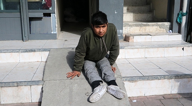 Kısıtlamada engelli gencin akülü tekerlekli sandalyesini çaldılar