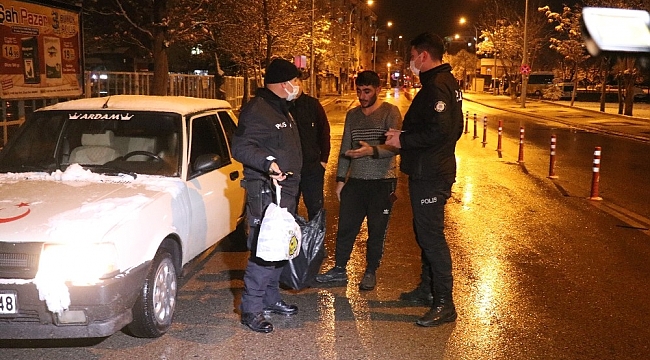 Kısıtlamayı deldi, kaçak sigara ile maskesiz yakalandı: "Kendime sarıyorum"