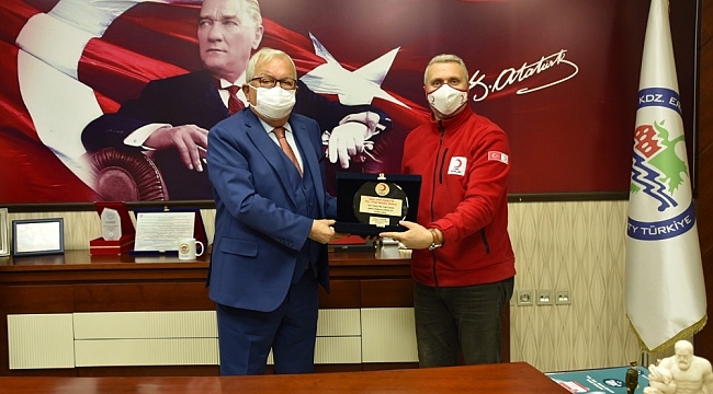 Kızılay'dan destek plaketi