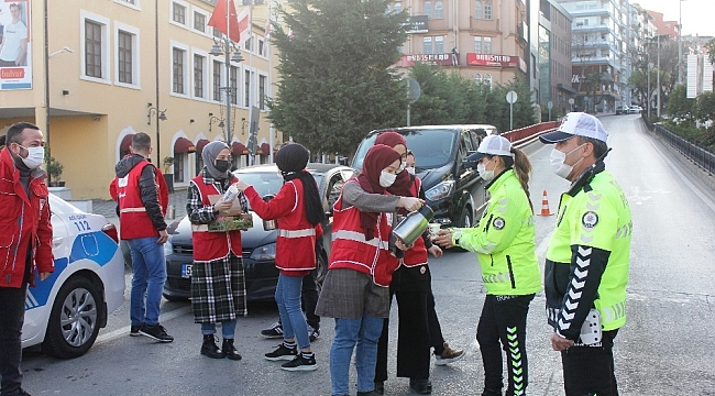 Kızılay'dan polis ekiplerine ikram