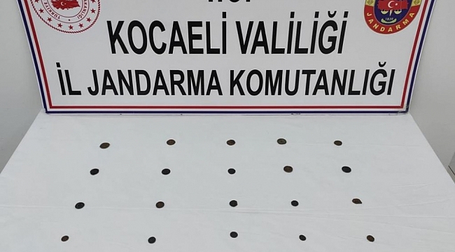 Kocaeli'de durdurulan araçta 25 adet tarihi sikke ele geçirildi