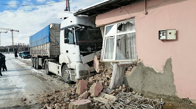 Kontrolden çıkan tır eve çarptı: 1 yaralı