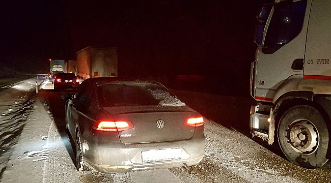 Kop Dağı Geçidi'nde kar yağışı ve sis etkili oluyor