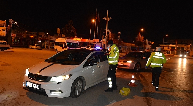 Korkuteli'nde polis, alkol ve asayiş uygulaması yaptı