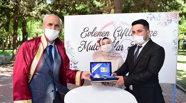 Korona mutluluklarına engel olmadı