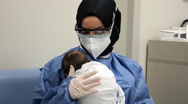 Korona virüse yakalanan yeni doğmuş bebeklere hemşirelerden anne şefkati
