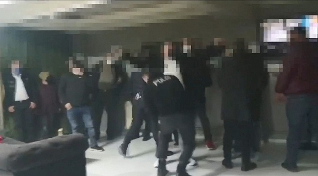Korona virüsü hiçe sayan 21 kişi kumar masasında yakalandı