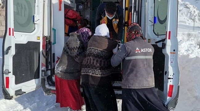 Köyde mahsur kalan 75 yaşındaki hasta, kızakla ambulansa taşındı