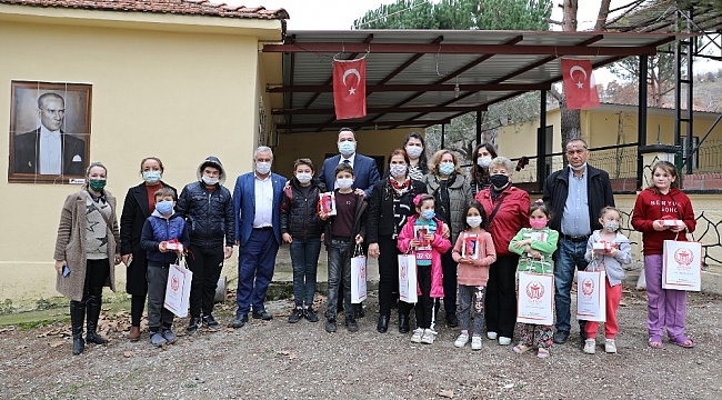 Köydeki çocukların yüzü, yeni tabletlerle güldü