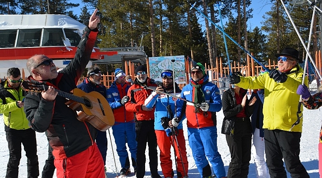 Kristal kar üzerinde gitar eşliğinde doyasıya kayak yaptılar