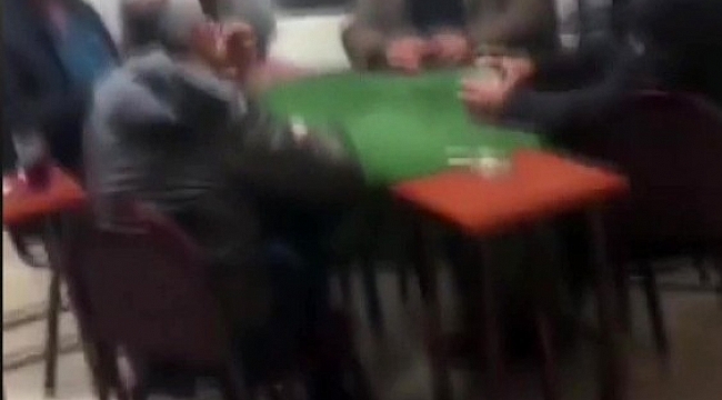 Kumar oynarken polislere yakalanınca ne yapacaklarını şaşırdılar
