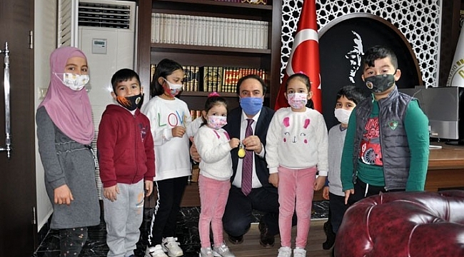 Kumbaralarında biriktirdikleri harçlıklarını Suriye'ye bağışladılar