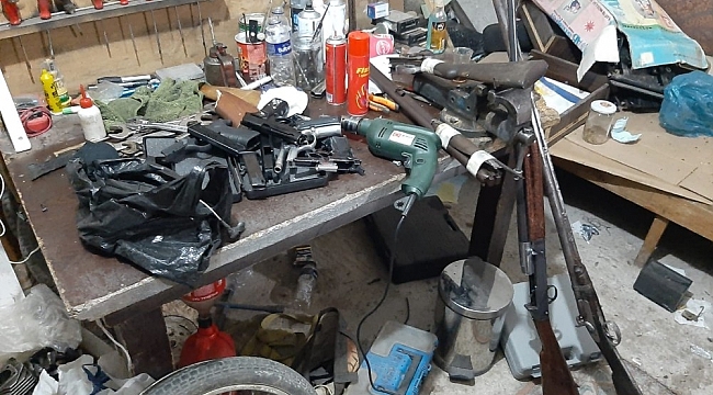 Kurusıkı tabancaların namlusunu açıp ticaretini yapan şahsa jandarma darbesi