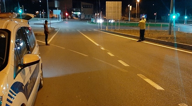 Kurye kavşakta motosikleti devirdi: 1 yaralı