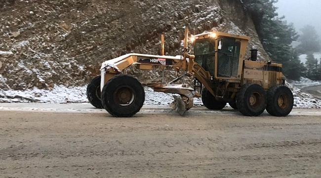 Kuşadası Belediyesi karla kaplı yolları ulaşıma açtı