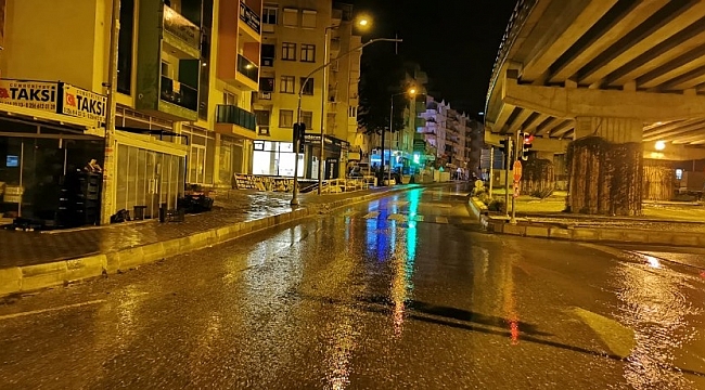 Kuşadası'nda sağanak sonrası istinat duvarı çöktü, yollar göle döndü
