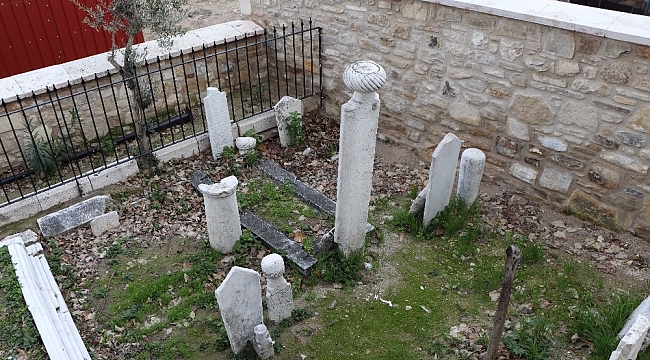 Kuşadası'ndaki tarihi camide restorasyon devam ediyor