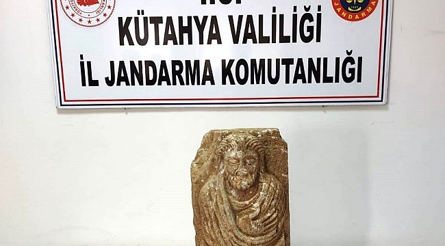 Kütahya'da Roma dönemine ait insan figürlü heykel ele geçirildi