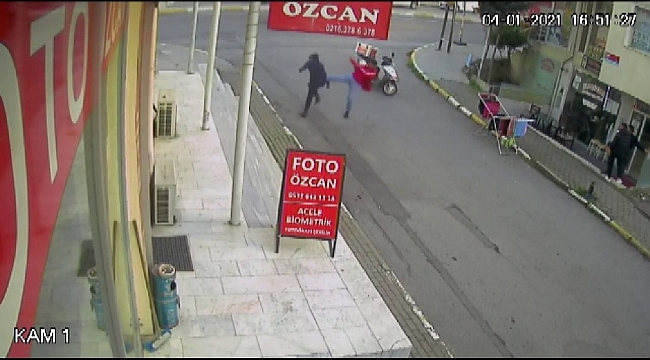 Kuyumcuya sahte altın veren şahsa motokuryeden uçan tekme kamerada