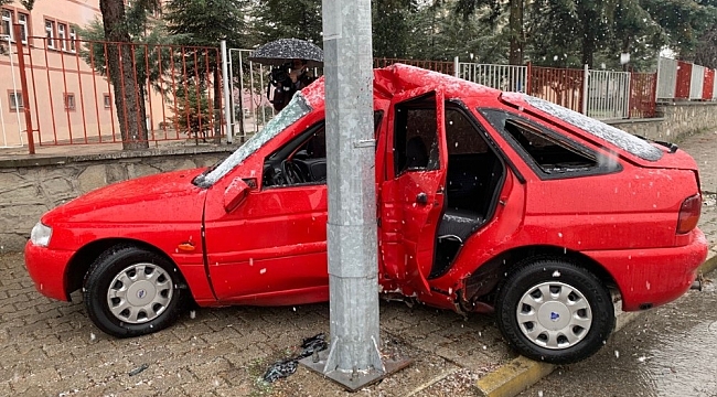 Lastiği patlayan otomobil aydınlatma direğine çarptı: 1 yaralı