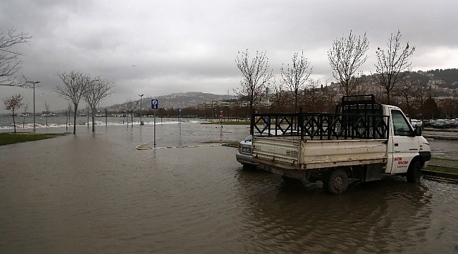 Lodos şiddetlendi, dalgaların vurduğu sahil gölete döndü