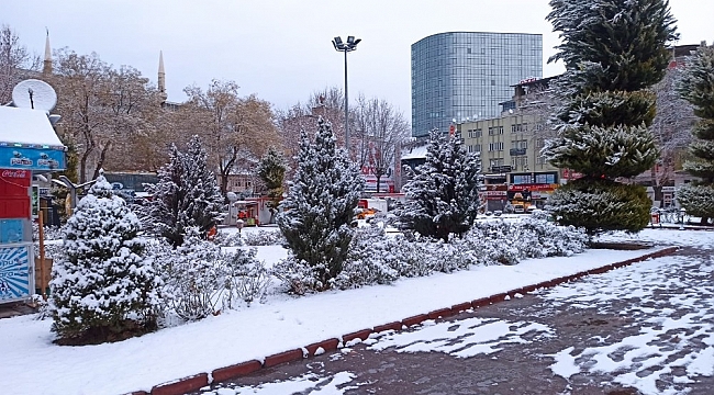 Malatya'da kar yağdı hummalı çalışma başladı