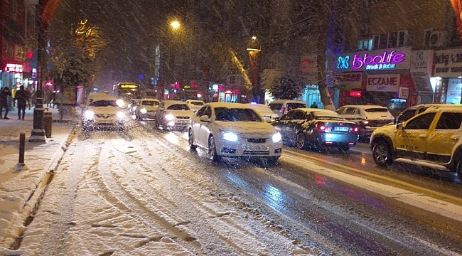 Malatya'da kar yağışı ve tipi sürücülere zor anlar yaşattı