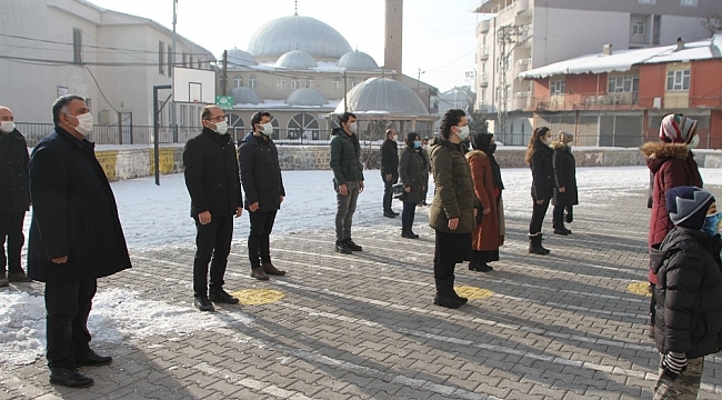 Malazgirt'te bayrak töreni