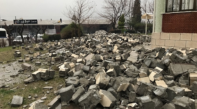 Manisa'da fırtına cami minaresini devirdi