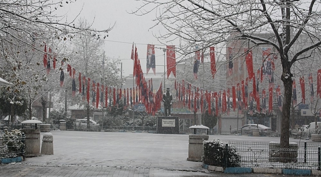 Manyas'ta kar yağışı çocukları sevindirdi