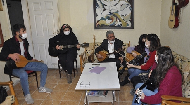 Mardin'de koronanın stresinden müzik eğitimi ile kurtulmaya çalışıyorlar
