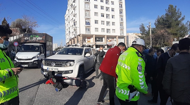 Mardin'de trafik kazası: Motosiklet aracın altında kaldı