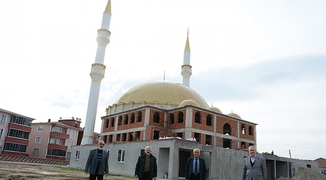 Mekke Camii yükseliyor