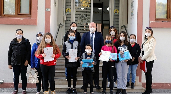 Menteşe Belediyesi 110 öğrenciye tablet dağıttı