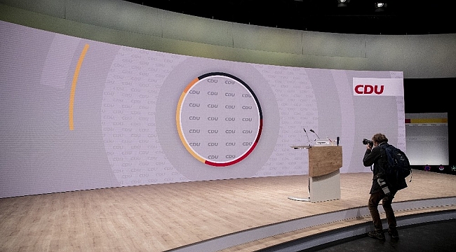Merkel'in partisi CDU yeni başkanını seçiyor