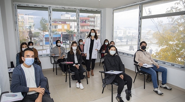 Mersin Büyükşehir Belediyesinin kurs merkezlerinde yüz yüze eğitim başladı