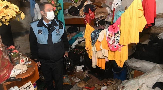Mersin'de bir evden 5 kamyon çöp çıkarıldı