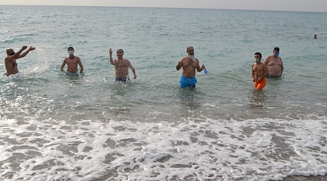 Mersin'de doğasever grup, kış ortasında denize girme etkinliği düzenledi