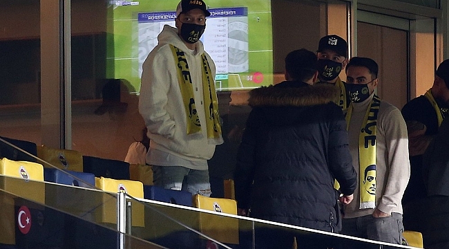 Mesut Özil tribünde