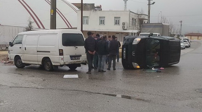 Midibüs ile çarpışan hafif ticari araç devrildi: 1 yaralı