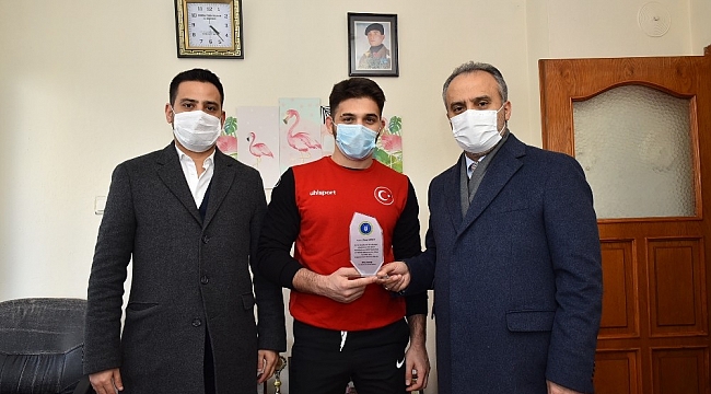 Milli güreşçiye moral ziyareti