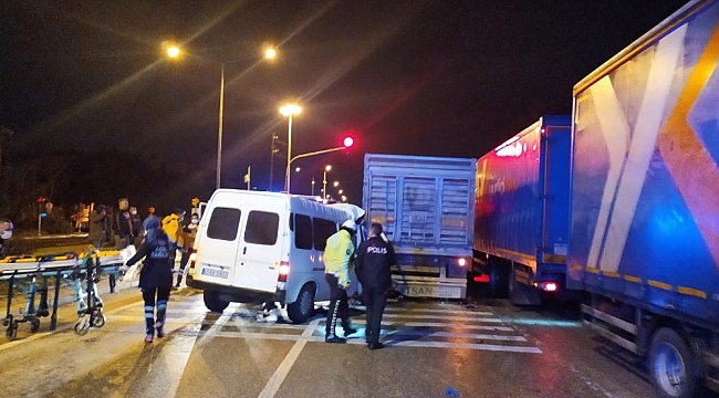 Minibüs, kırmızı ışıkta bekleyen tıra arkadan çarptı: 1 ölü 2 yaralı