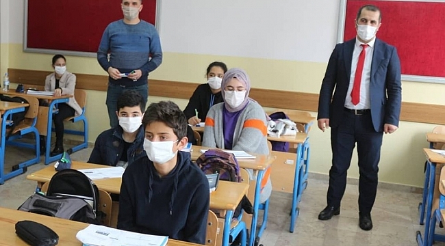 Müdür Tunçel, okullarda açılan kursları ziyaret etti