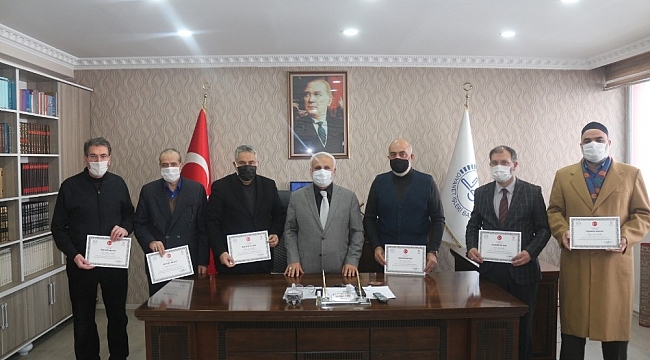 Müftü Topçu, TDV Ağrı Şubesi Vakıf Üyelerine "Teşekkür Belgesi" Verdi
