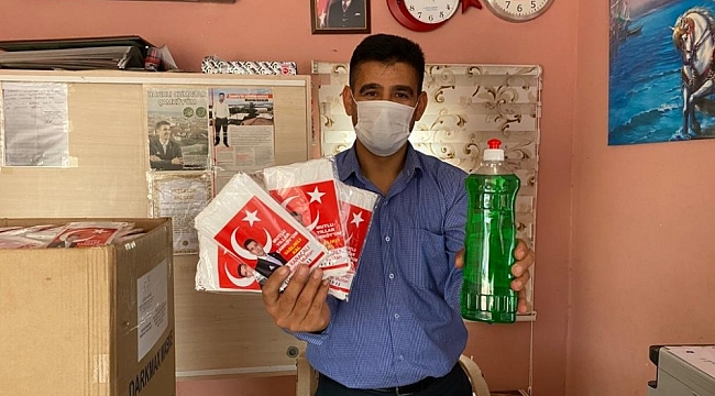 Muhtarlık maaşıyla mahalleye maske ve deterjan dağıttı