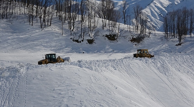 Muş'ta "kar kaplanları" tüm köy yollarını ulaşıma açtı