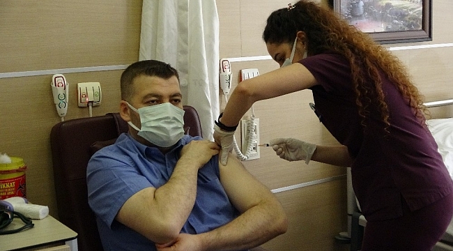 Muş'ta sağlık çalışanlarına ilk korona virüs aşısı uygulandı