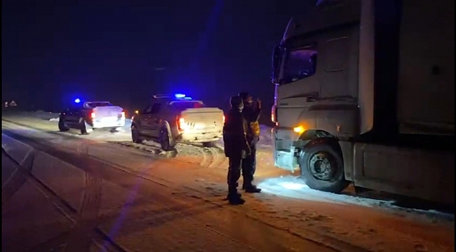 Muş'ta tipi ve fırtınaya yakalanan sürücülerin imdadına jandarma yetişti