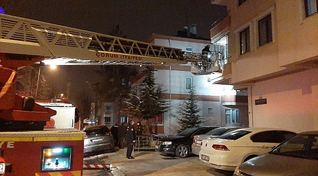 Namaz kıldığı odada mahsur kalan kadını itfaiye kurtardı