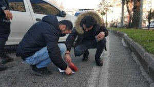 Narkotik polisi fırça ile asfalttan uyuşturucu süpürdü